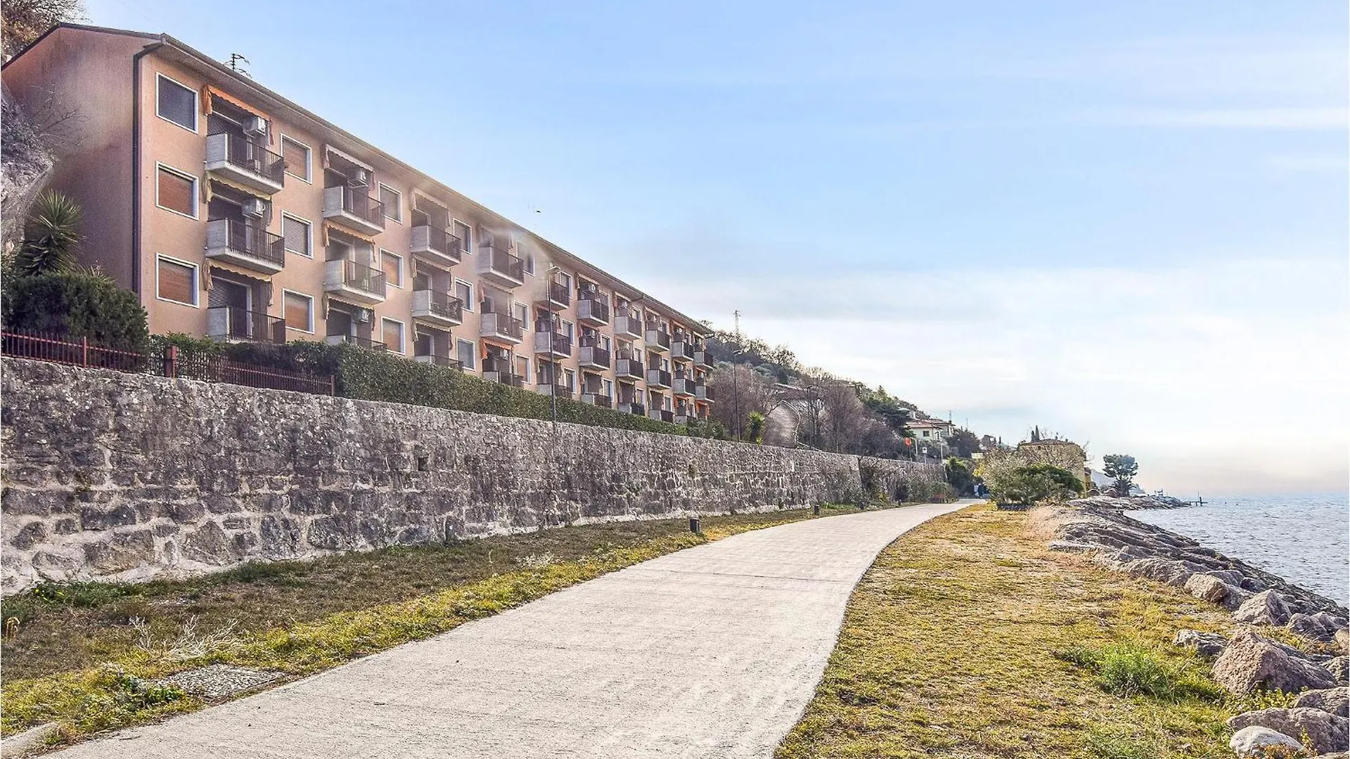 Gorgeous Apartment In Castelletto Di Brenz, Pai Italia